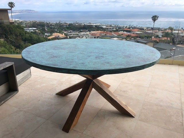 How to choose a outdoor cocktail table?