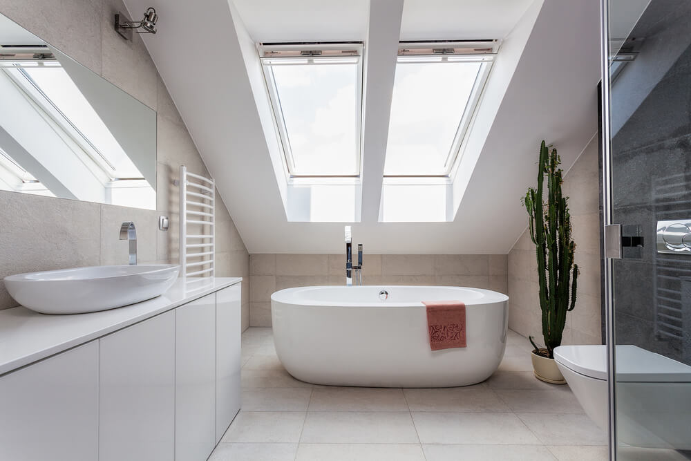 how to decorate a small bathroom to be luxurious. 