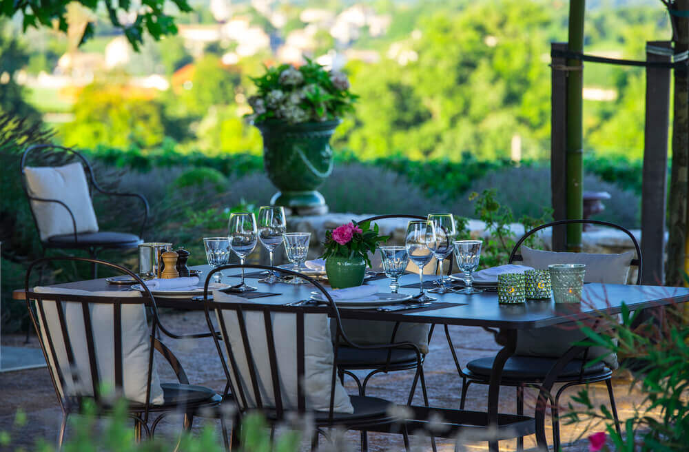 Nice seating and dining is a must-have for an outdoor kitchen. 