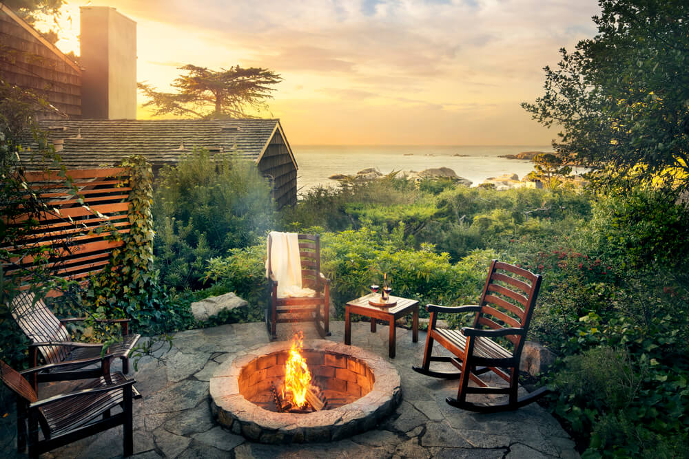 How far should a fire pit be from a house?