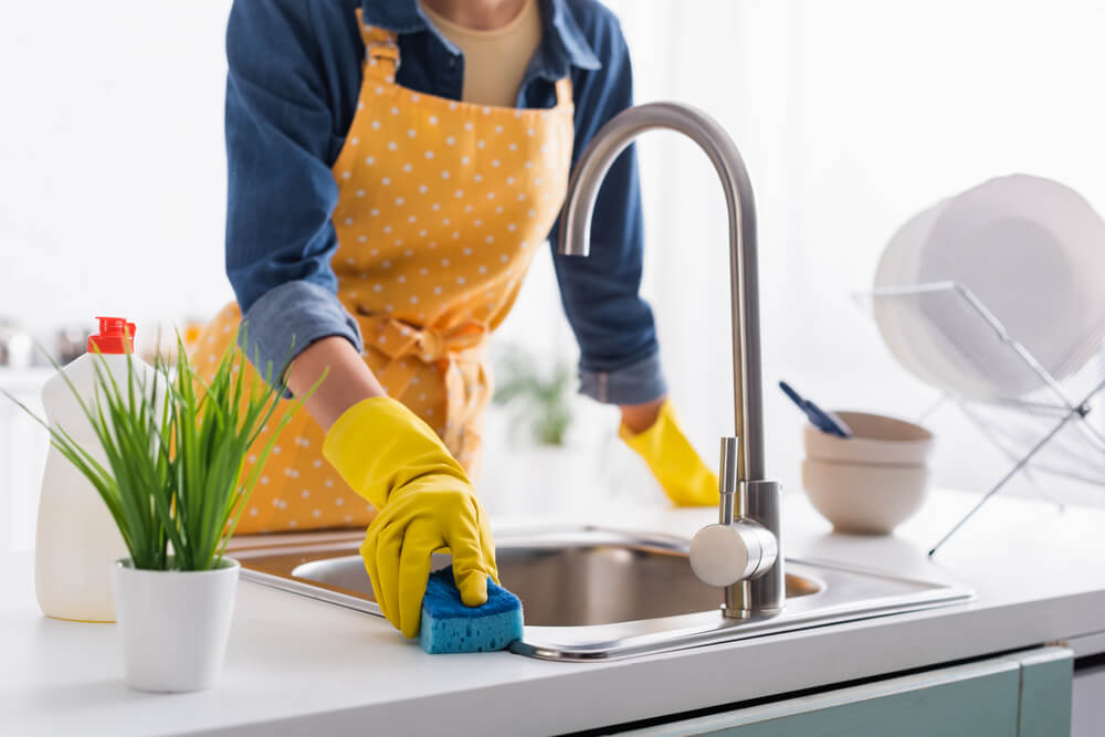 Porcelain vs. stainless steel sink, which is easier to clean?