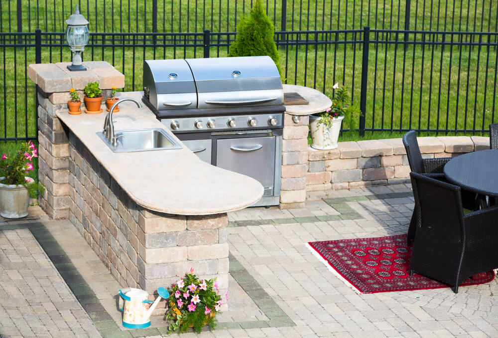 How to cool off an open outdoor kitchen?