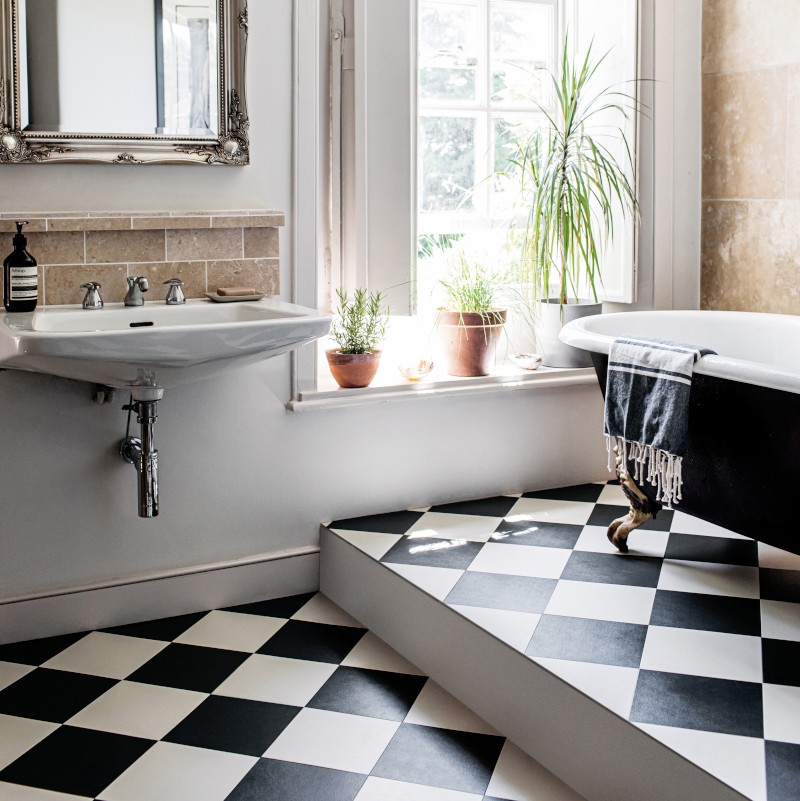 checkerboard tiling bathroom