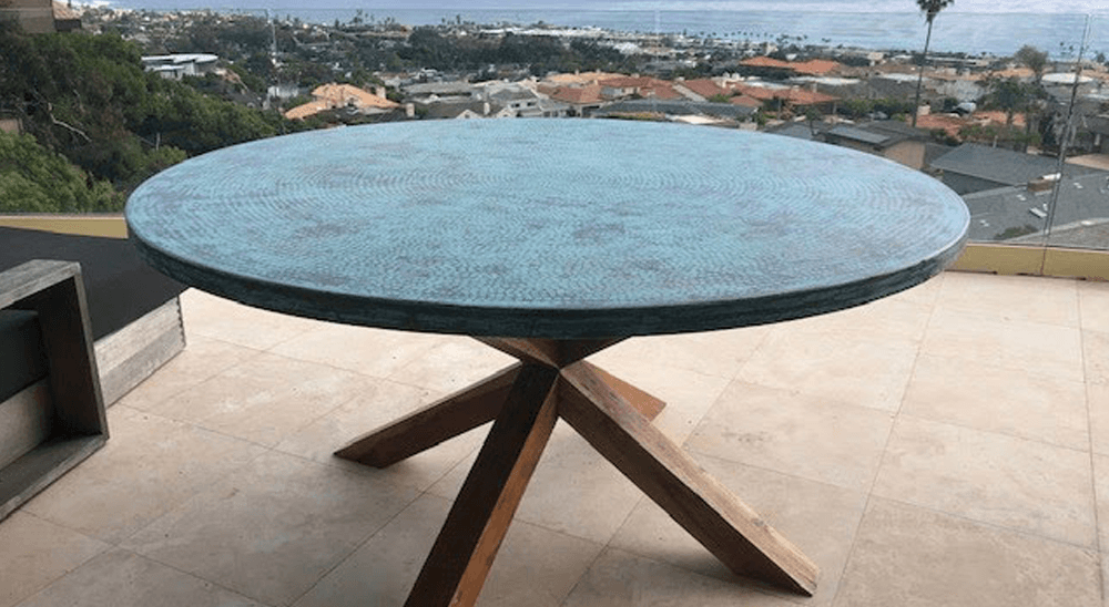 How to choose an outdoor cocktail table?