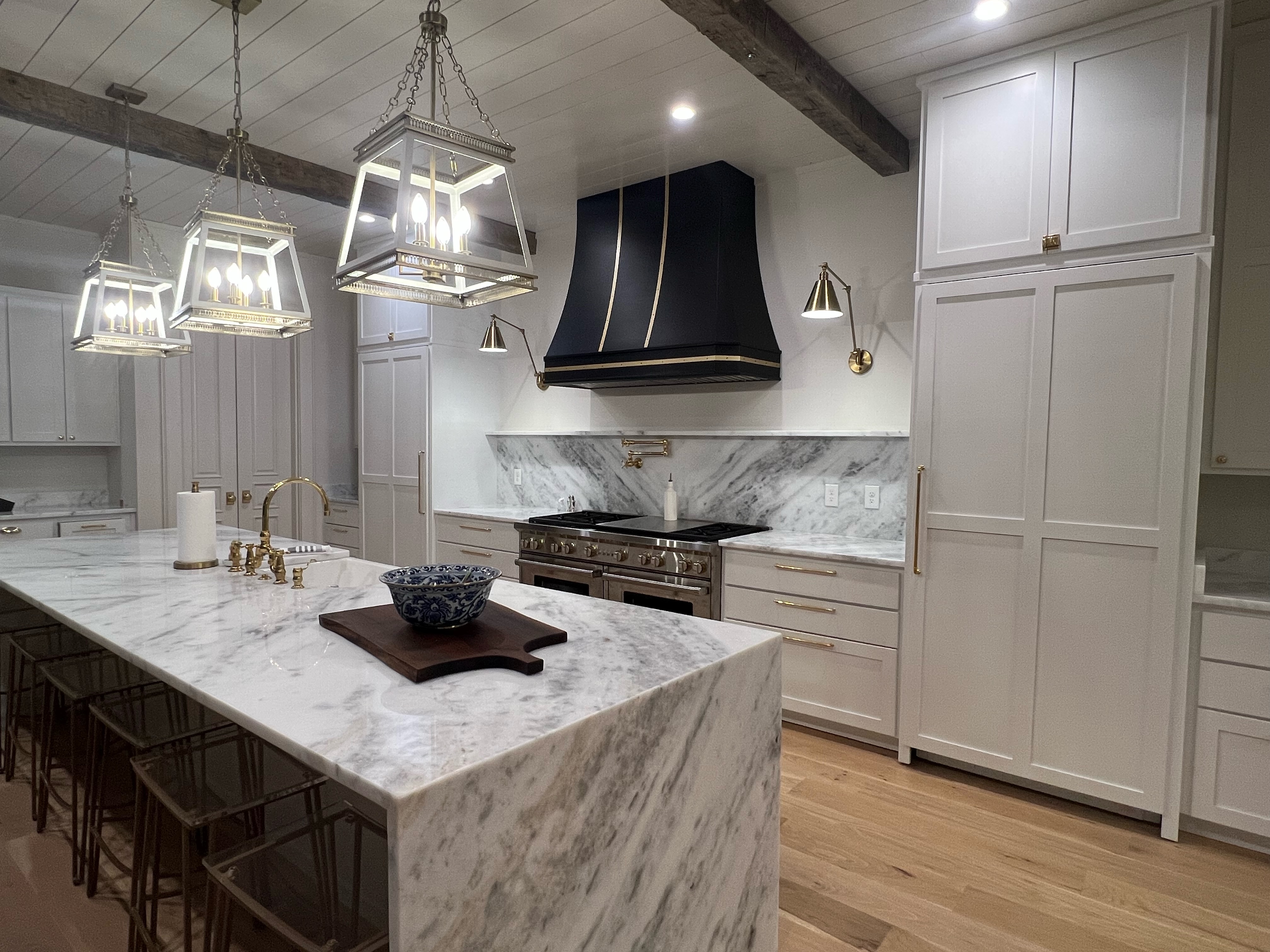 Costal-inspired kitchen design, consider incorporating white kitchen cabinets and marble countertops with a stunning marble backsplash