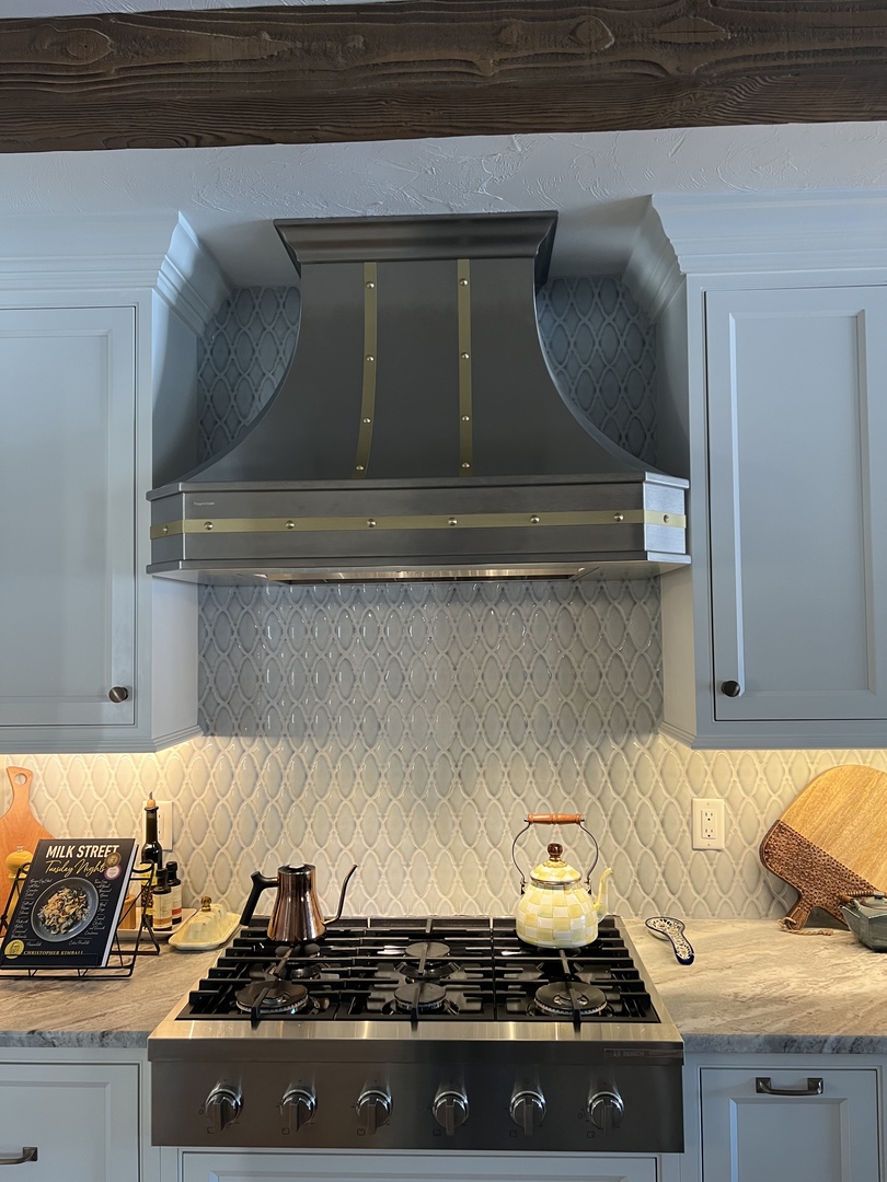 Kitchen design with range hood white kitchen cabinets with marble kitchen countertops, stunning marble backsplash