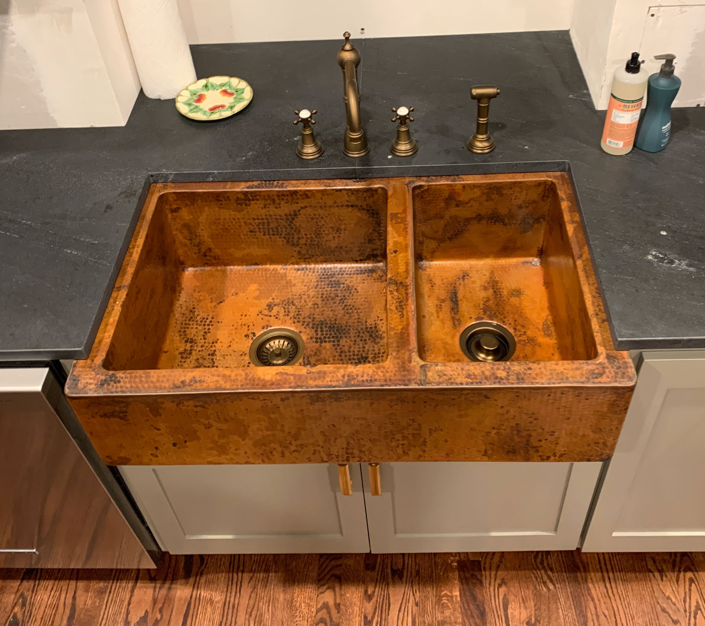 Osm kitchen design with kitchen sink idea, white kitchen cabinets and black kitchen countertops brick backsplash