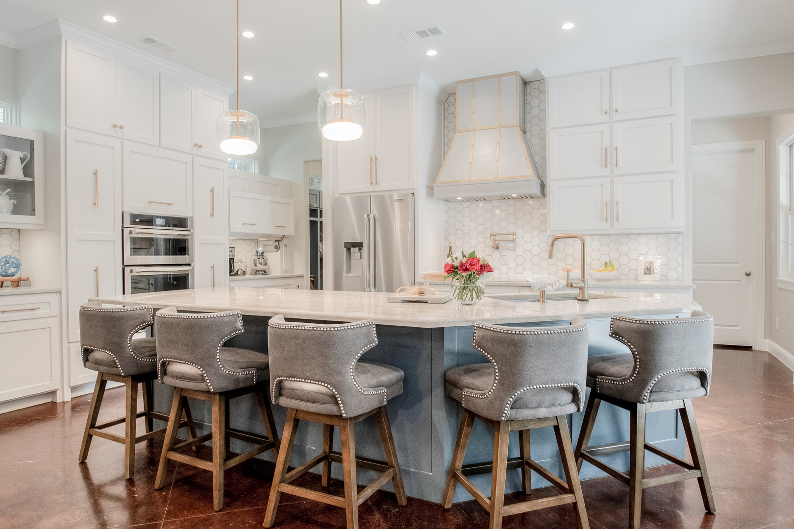 Incorporate kitchen design featuring with range hood white kitchen cabinets,marble kitchen countertops with marble backsplash