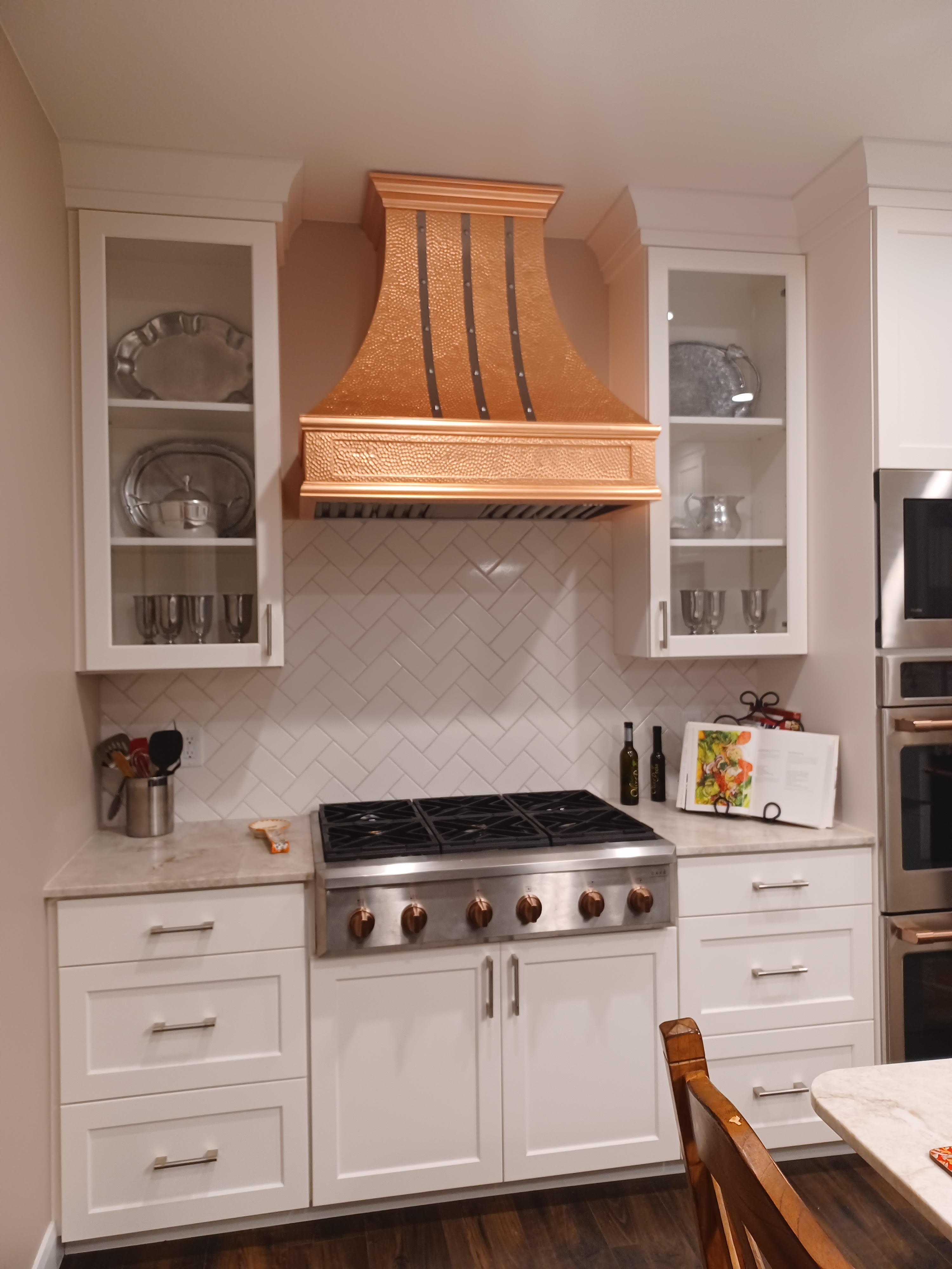 Luxurious marble backsplash kitchen design idea with hood options, elegant kitchen designs, white kitchen cabinets,white kitchen countertops